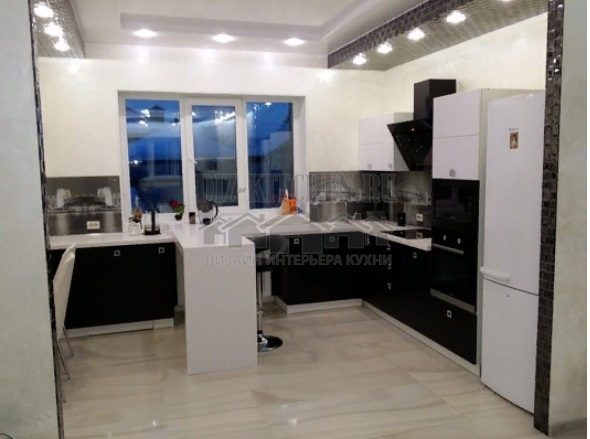 Moderná čiernobiela kuchyňa s pojazdným pultom