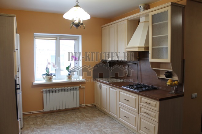 Witte klassieke keuken met bruin schort
