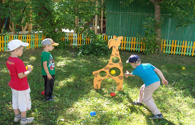 Faire un site dans un jardin d'enfants de vos propres mains: en été, des photos, des idées, quels matériaux peuvent être utilisés, 9 options d'arrangement