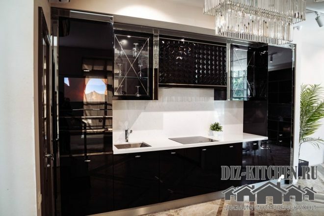 Schwarz glänzende Art-Deco-Küche mit Schränken