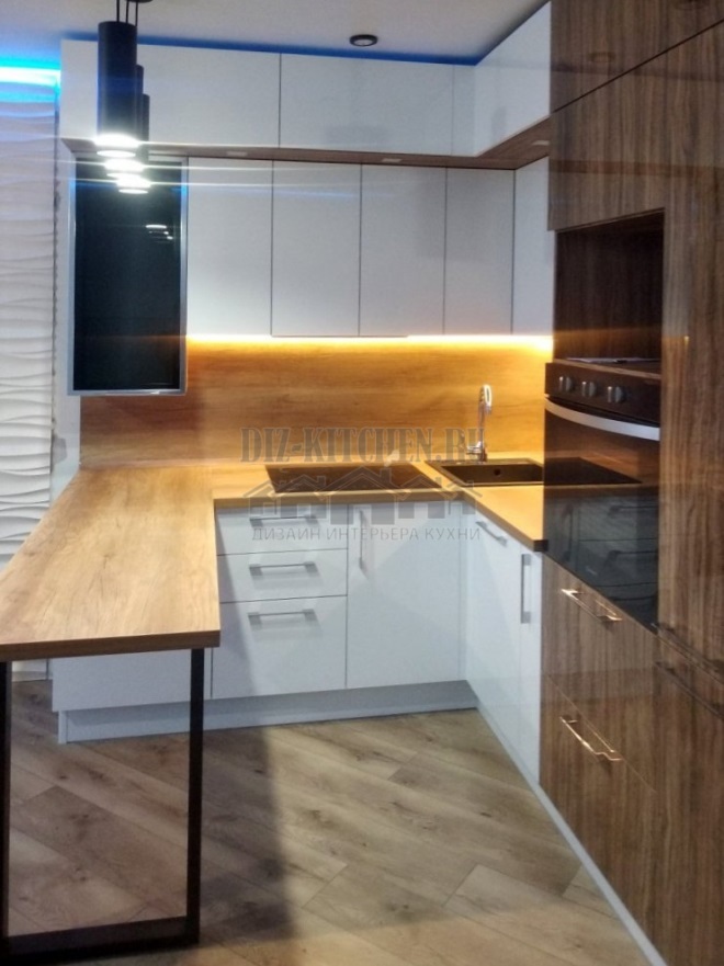 Bucătărie minimalistă albă și lemn, cu centru din lemn