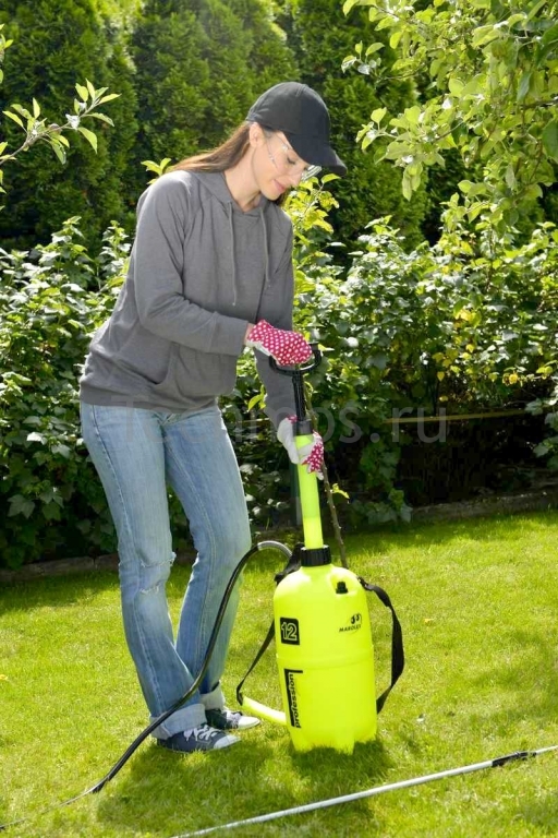 how does a pump garden sprayer work?
