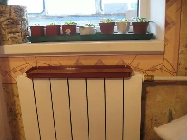 Op radiator gemonteerde waterpan