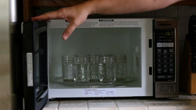 Sterilizing cans in a microwave oven 