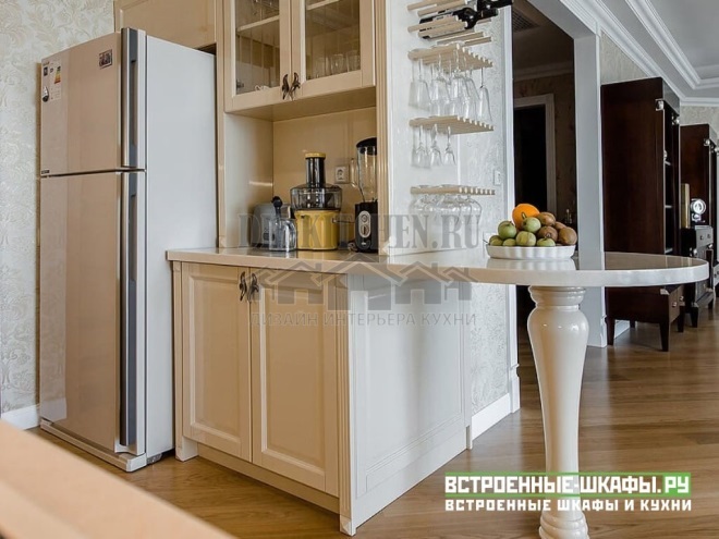 Klassische weiße Küche mit transformierendem Sideboard