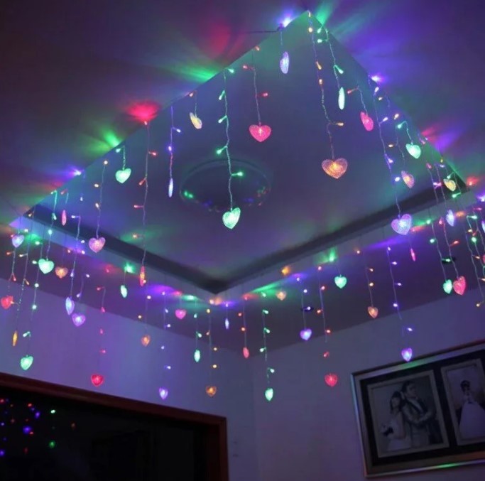 Hoe LED-slingers niet alleen op een kerstboom te gebruiken: methoden voor het gebruik van een nieuwjaarsslinger.