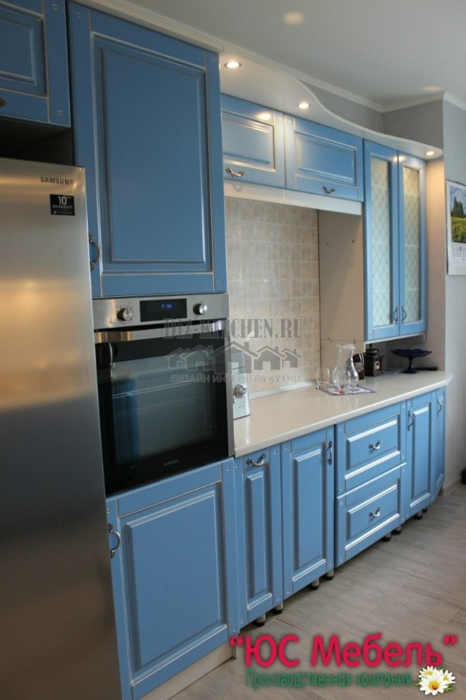 Zila klasiska taisna virtuve ar MDF fasādēm ar patīnu