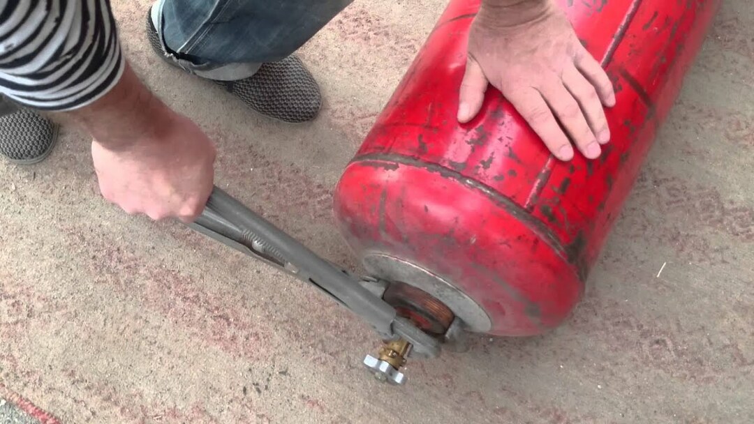 Odšroubování ventilu pomocí plynového klíče