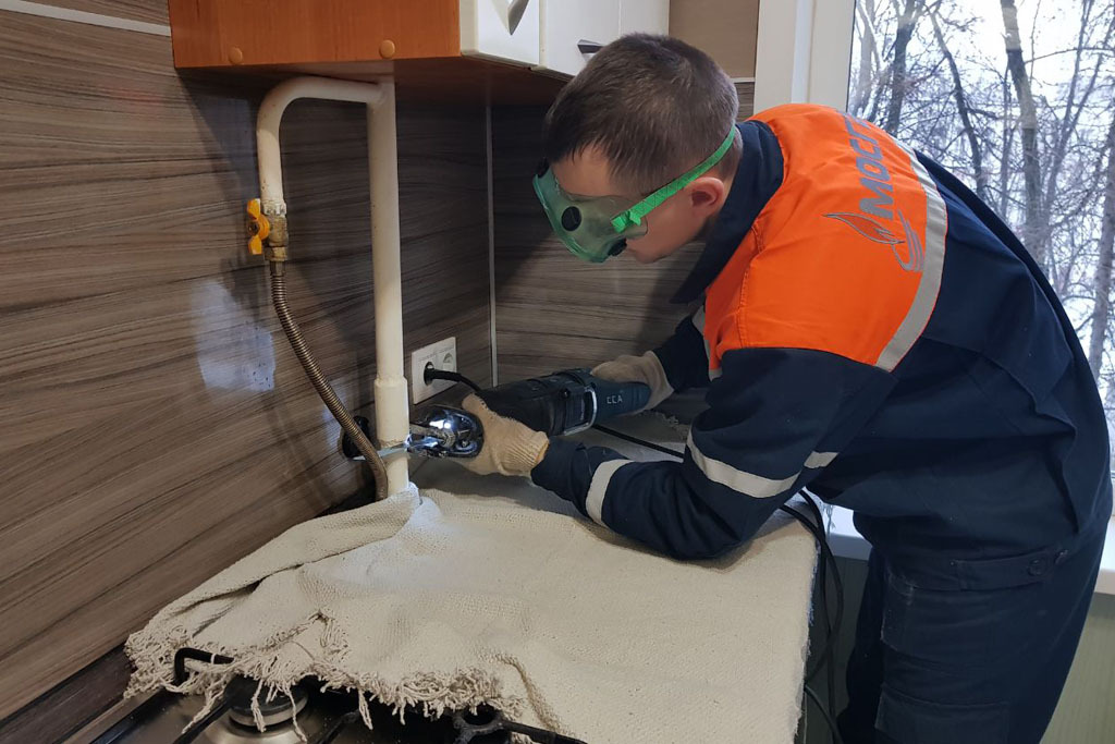 Locksmith repairing a gas pipe
