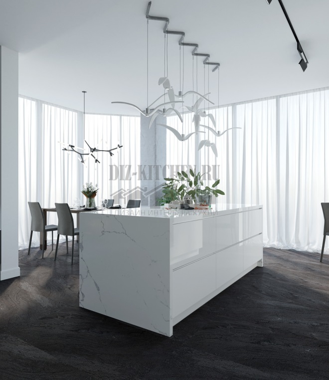 Moderna balta virtuve uz melna marmora priekšauta fona