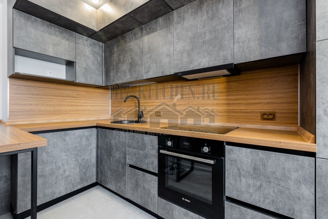 Pilka palėpės stiliaus virtuvė su mediniu stalviršiu ir backsplash