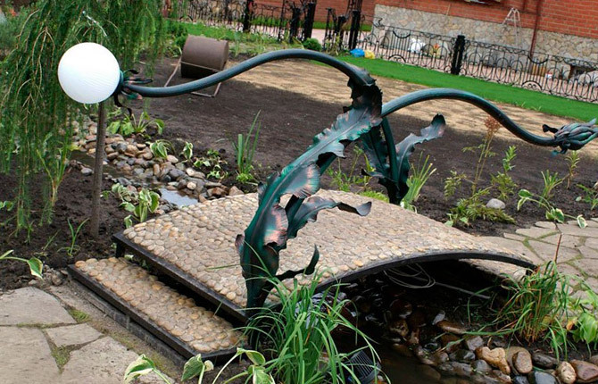 Gör-det-själv dekorativ bro för trädgården: idéer, foton, steg-för-steg tillverkningsinstruktioner