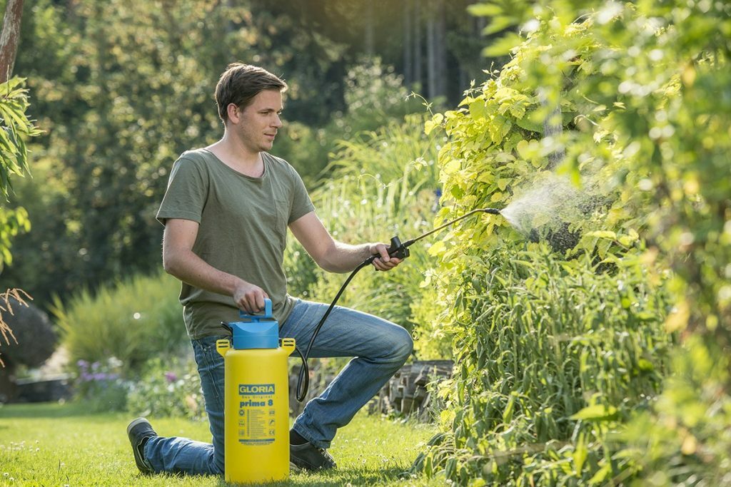 Hoe een tuinsproeier met handmatige pomp werkt, de functionaliteit ervan