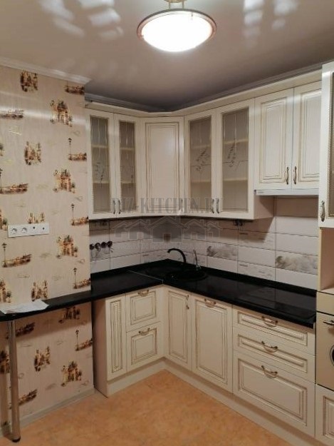 Classic kitchen in a room with a ledge