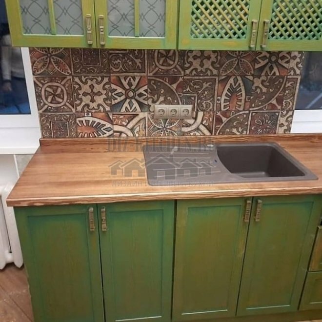 Provanso stiliaus žalia kampinė virtuvė iš pušies masyvo