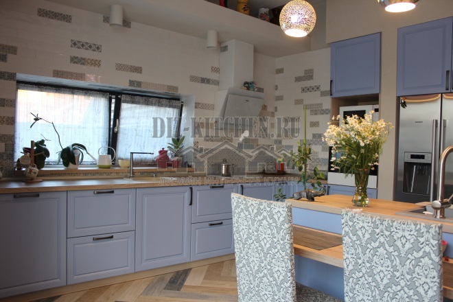Provanso stiliaus mėlyna virtuvė be viršutinių spintelių