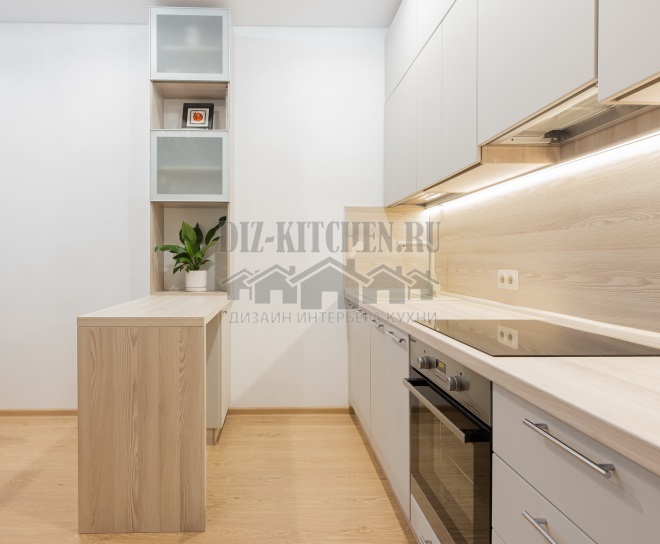 Balta virtuvė su šviesia mediena