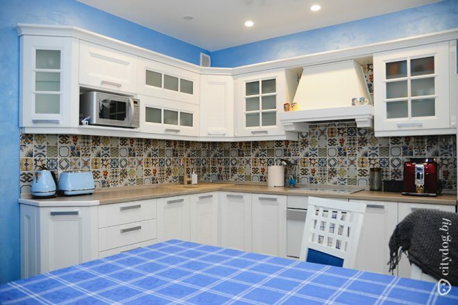 White and blue kitchen
