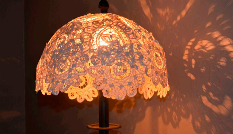 Lampa podłogowa wykonana z koronkowych serwetek