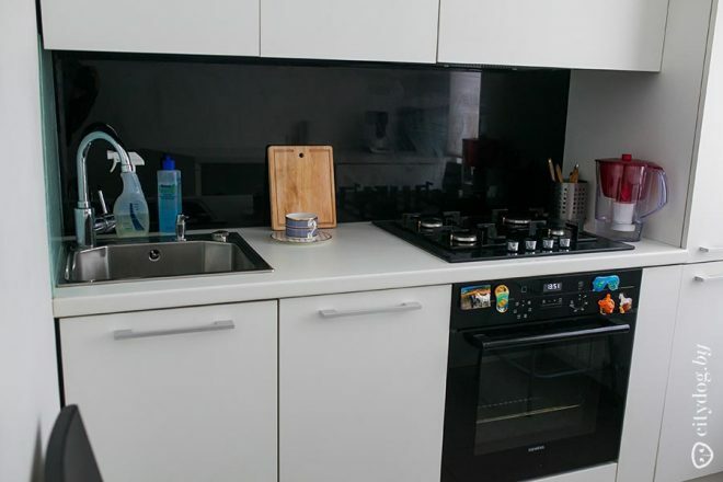 Gaišas virtuves 6 msup2sup interjers ar iebūvētu veļasmašīnu