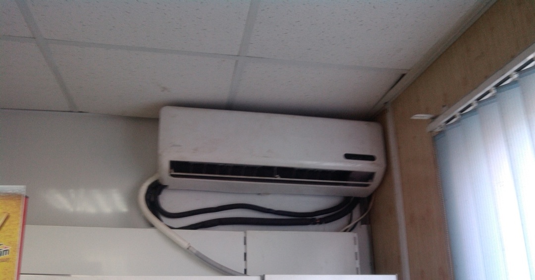 Gruselige Klimaanlage Installation