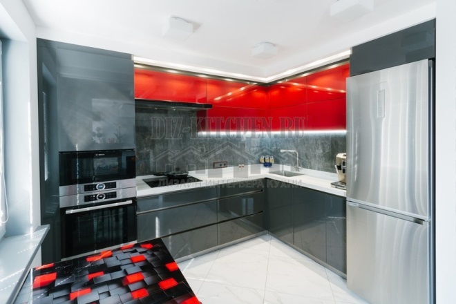 Stijlvolle grijze en rode moderne keuken met ontbijtbar