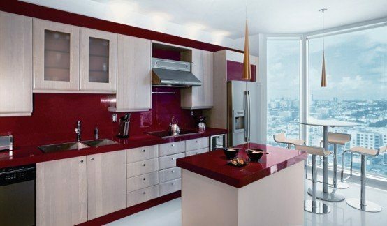 keukens in bordeauxrode kleur met harmonieuze verdunning van lichte tinten
