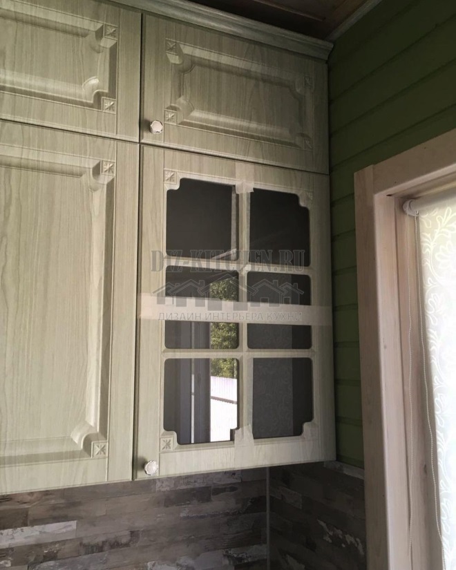 Sklenené dvere s ozdobným krytom