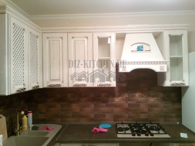 Balta klasikinė virtuvė su ruda prijuoste