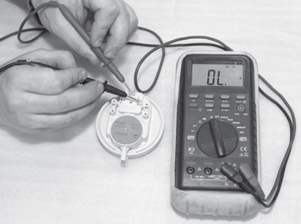 El procedimiento para verificar el interruptor de presión con un probador. 