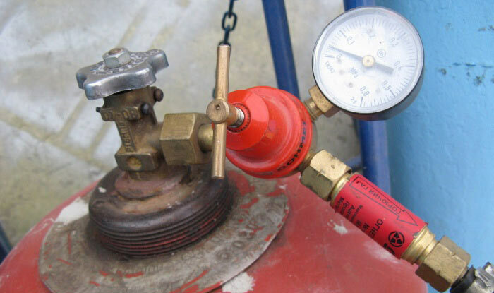 Propane reducer with pressure gauge