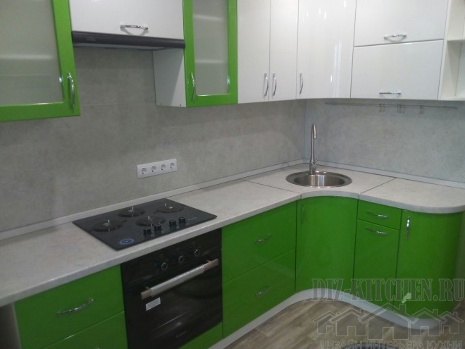 Balta un zaļa MDF virtuve ar izliektām fasādēm
