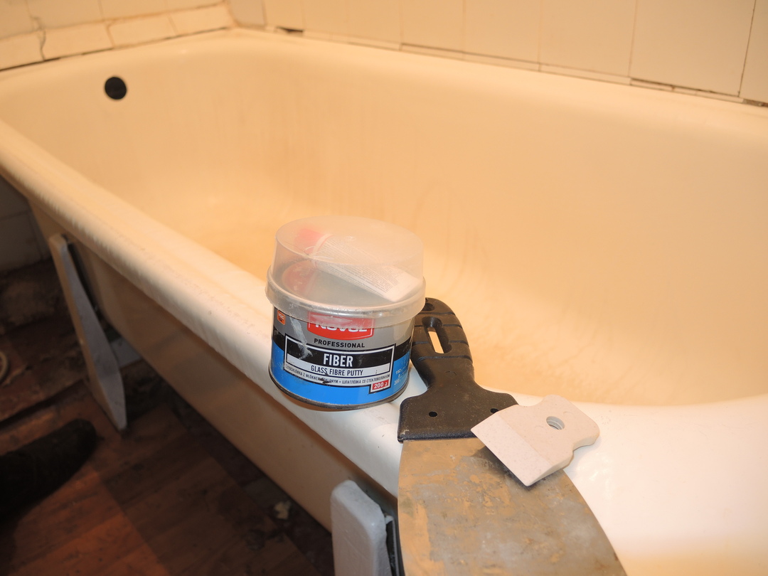 Comment réparer une fissure dans un bain acrylique: préparation de la surface à réparer