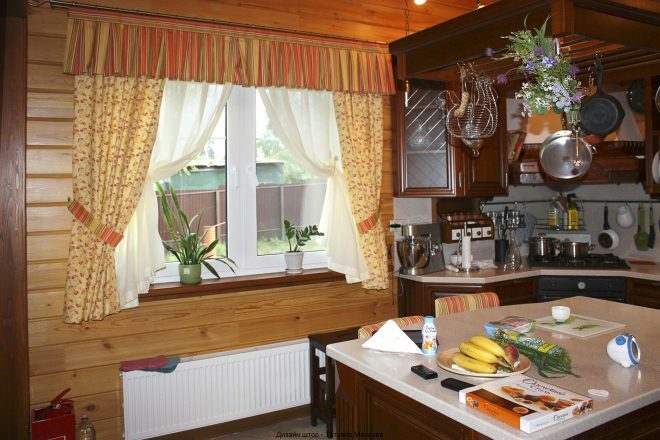 Küchenfensterdekoration mit Gardinen