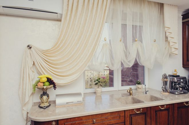 Cortinas para cozinha: desenho de cortinas em estilo moderno, foto