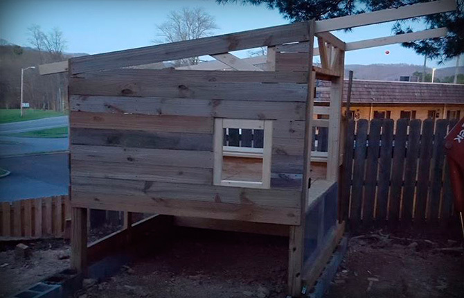 Hur man bygger ett varmt vinterkycklinghus i landet med egna händer: steg för steg instruktioner med beräkningar och ritningar