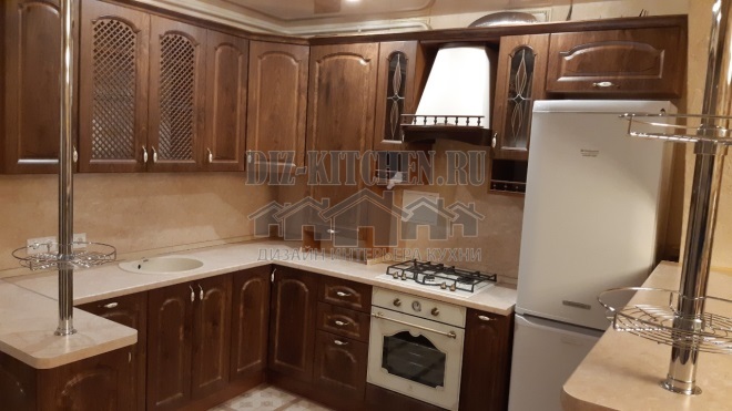 Klasikinė ruda virtuvė su baro skaitikliu miesto name