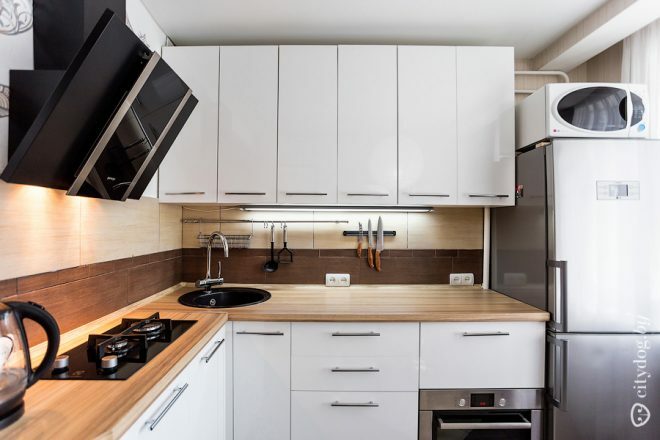 Dizajn bele kuhinje 6 kvadratnih metrov. s kuhalno ploščo za 2 gorilnika