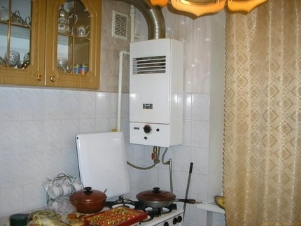 Plinski grelnik vode v kuhinji