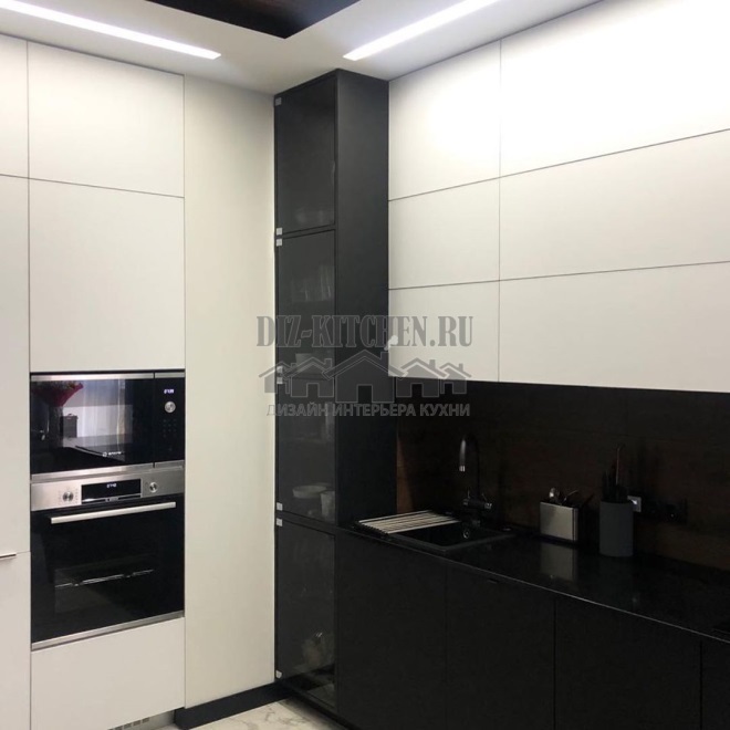 Cozinha moderna em preto e branco com frentes texturizadas