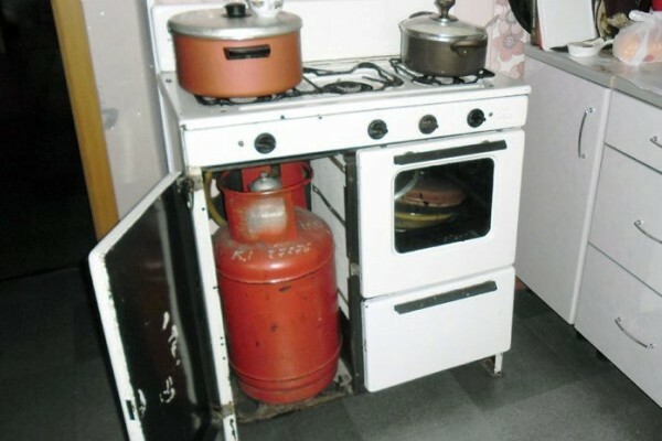 Gas stove with cylinder