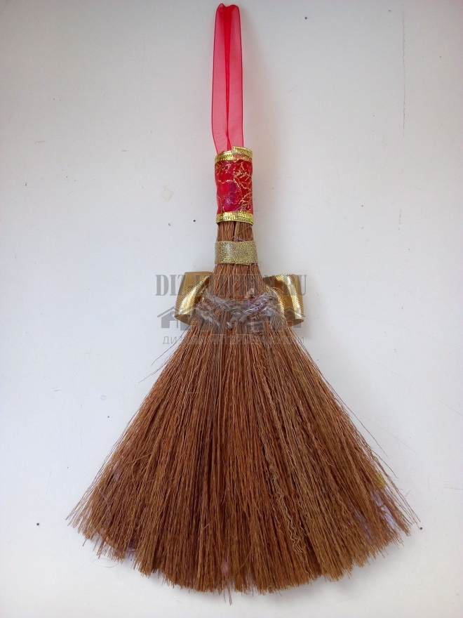 Flat broom for decoration
