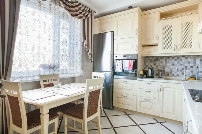 Smėlio spalvos virtuvė 9 kv.m. klasikinio stiliaus