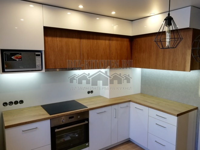 Moderni virtuvė su kontrastingomis tekstūromis, spalvomis ir formomis