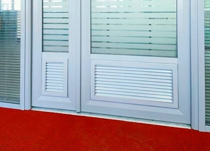 Door leaves with transfer grilles