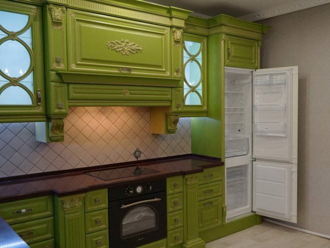 Bucătărie de lux în verde strălucitor. Clasici atemporale