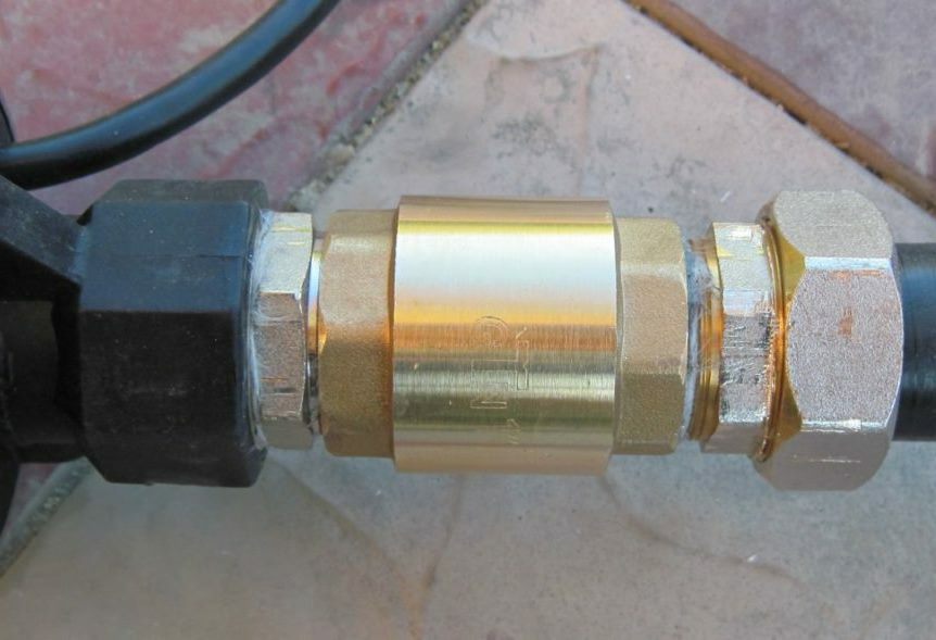 Non-return valve on a submersible pump