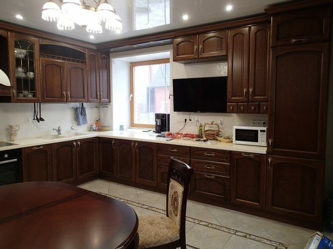 Klassisk brunt kjøkken