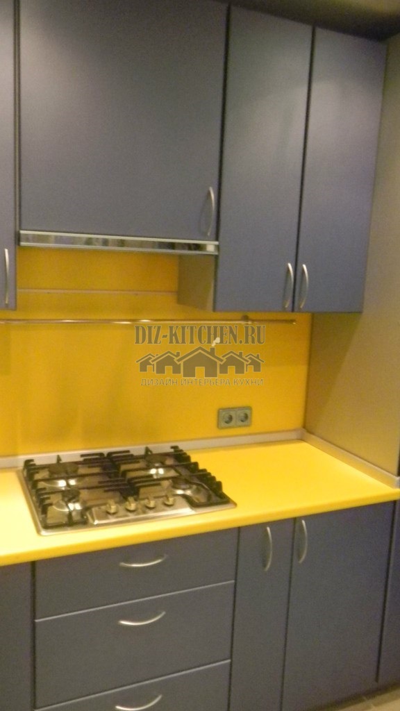 Modrá kuchyňa so žltou zásterou