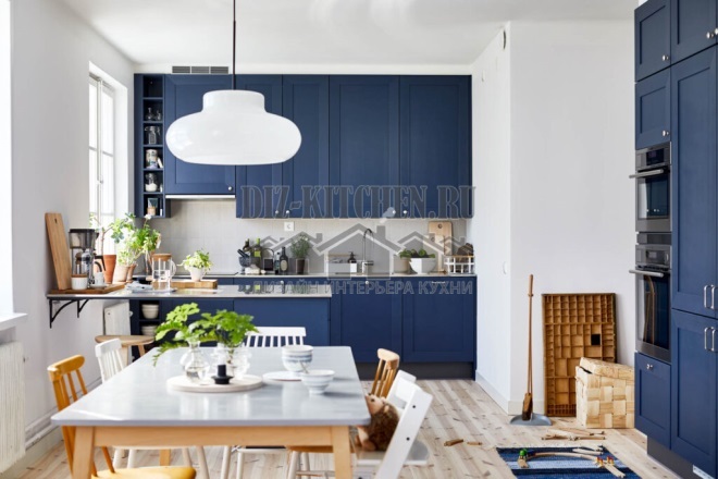 Bucătărie albastră în stil scandinav minimalist